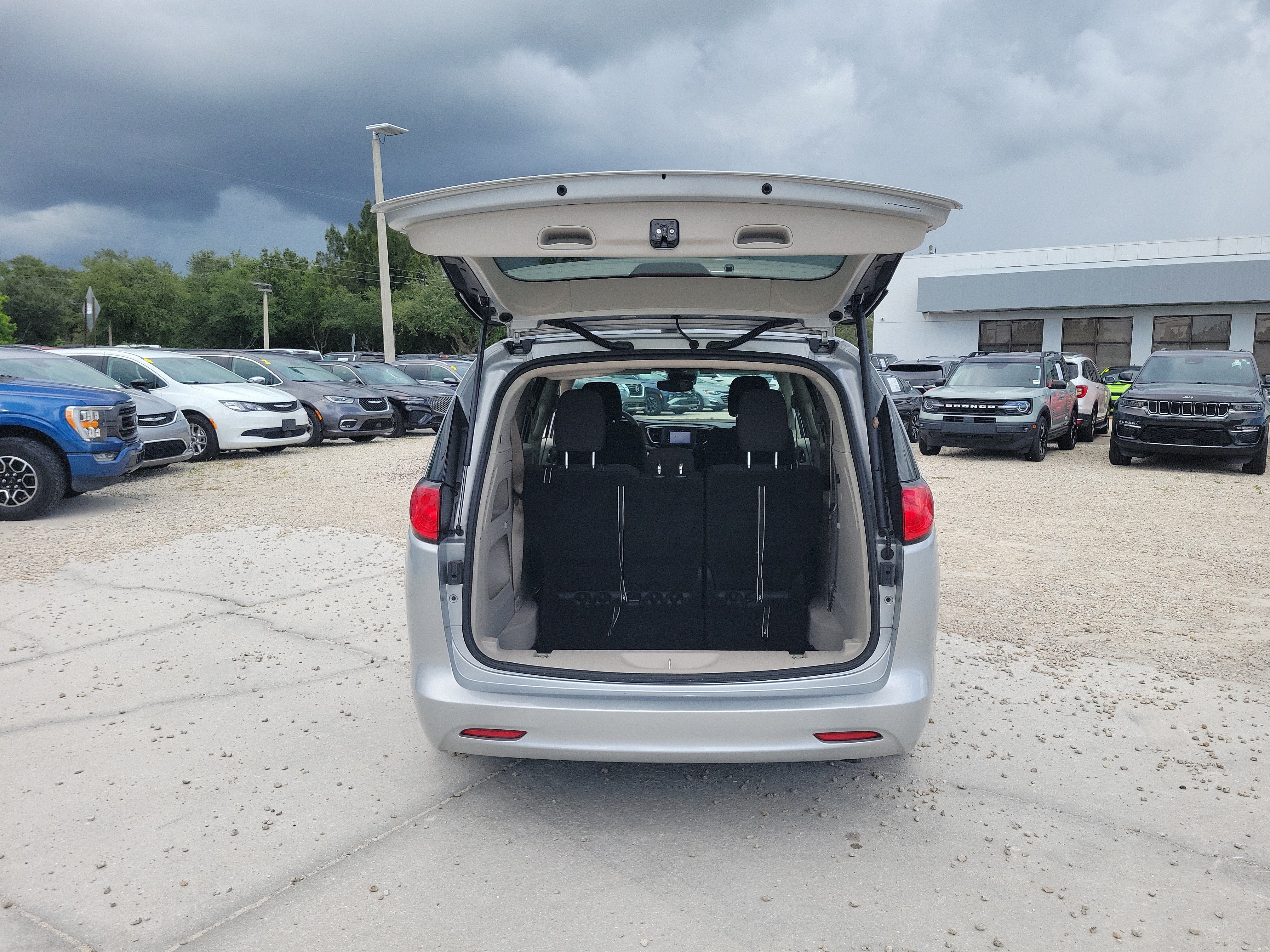 Used 2023 Chrysler Voyager LX FWD image 10