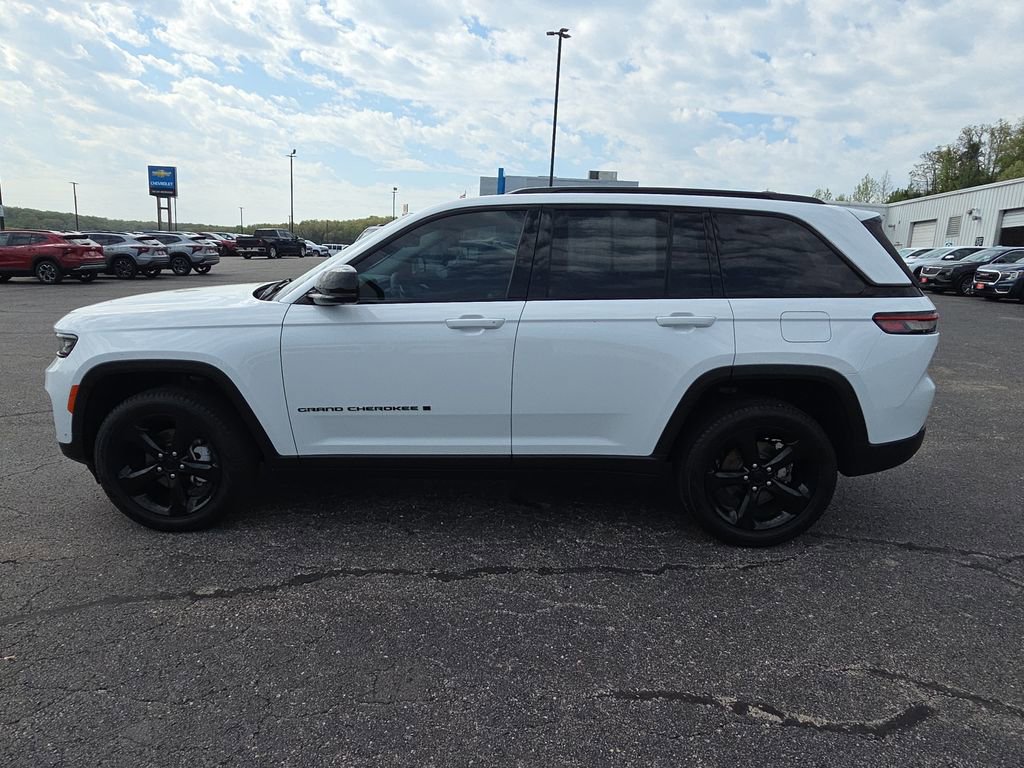 Used 2024 Jeep Grand Cherokee Limited w/ Luxury Tech Group II image 5