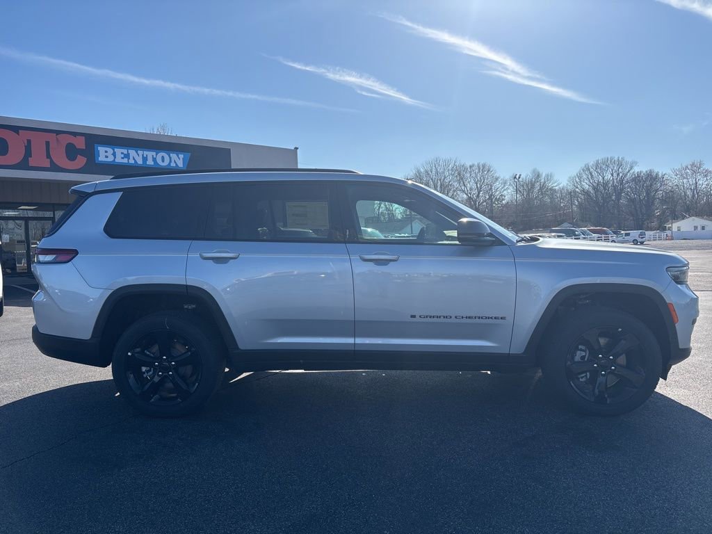 New 2025 Jeep Grand Cherokee L Laredo image 4