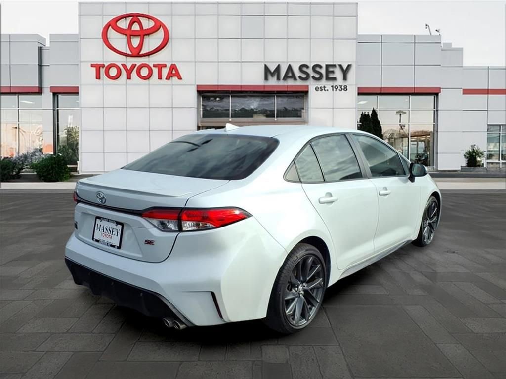 Used 2024 Toyota Corolla SE image 3
