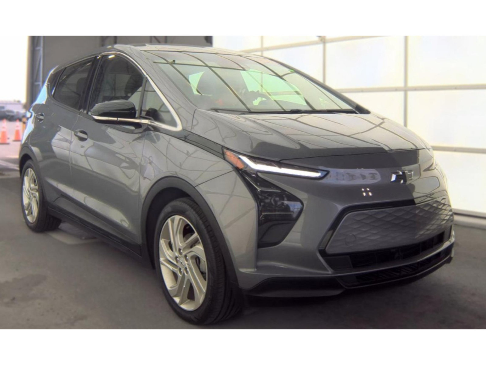 Used 2023 Chevrolet Bolt LT w/ Driver Confidence Package FWD image 4