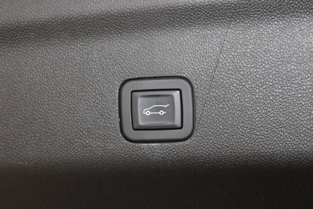 Used 2025 GMC Yukon XL Denali AWD/4WD image 18