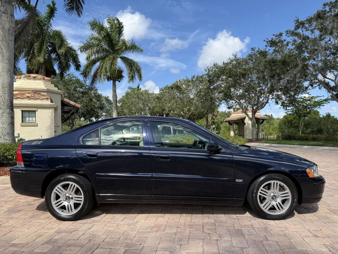 Used 2005 Volvo S60 2.5T AWD/4WD image 2