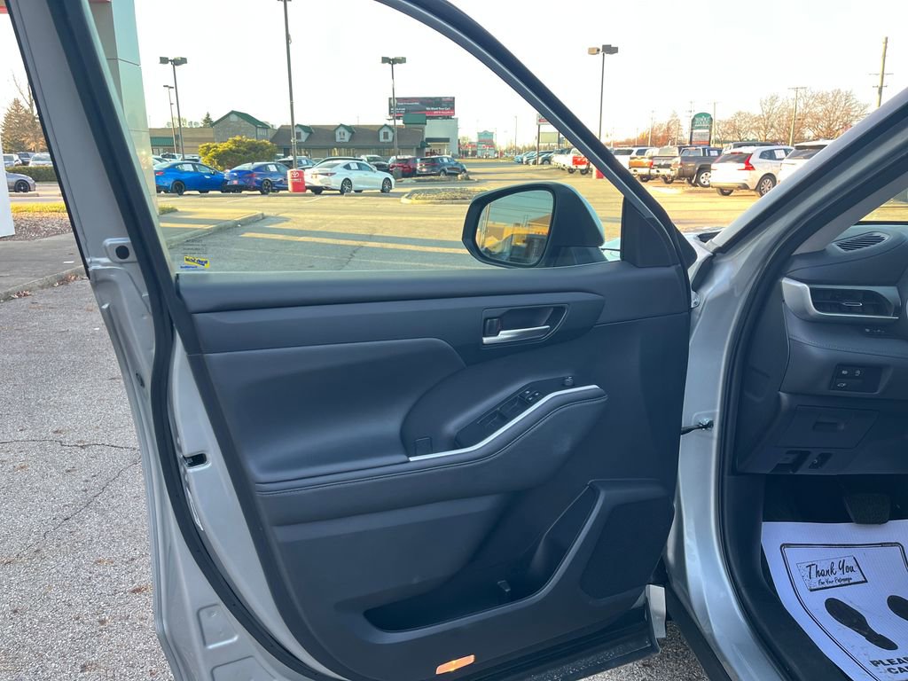 Certified 2024 Toyota Highlander XLE image 13