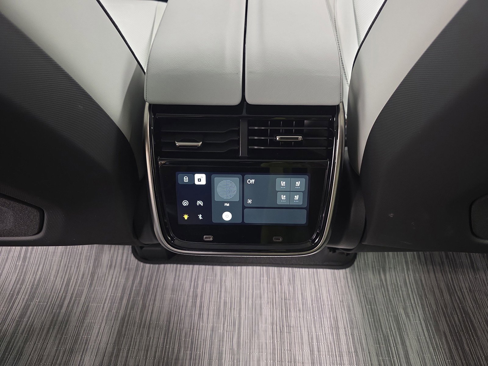 Used 2025 Rivian R1S Adventure AWD/4WD image 30