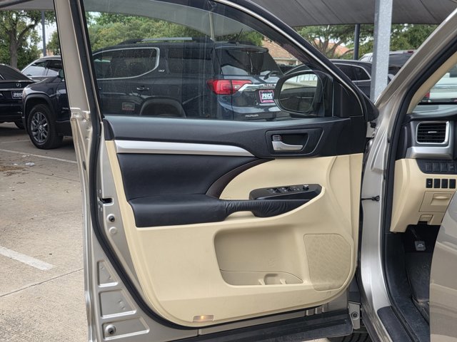 Used 2015 Toyota Highlander XLE AWD/4WD image 10