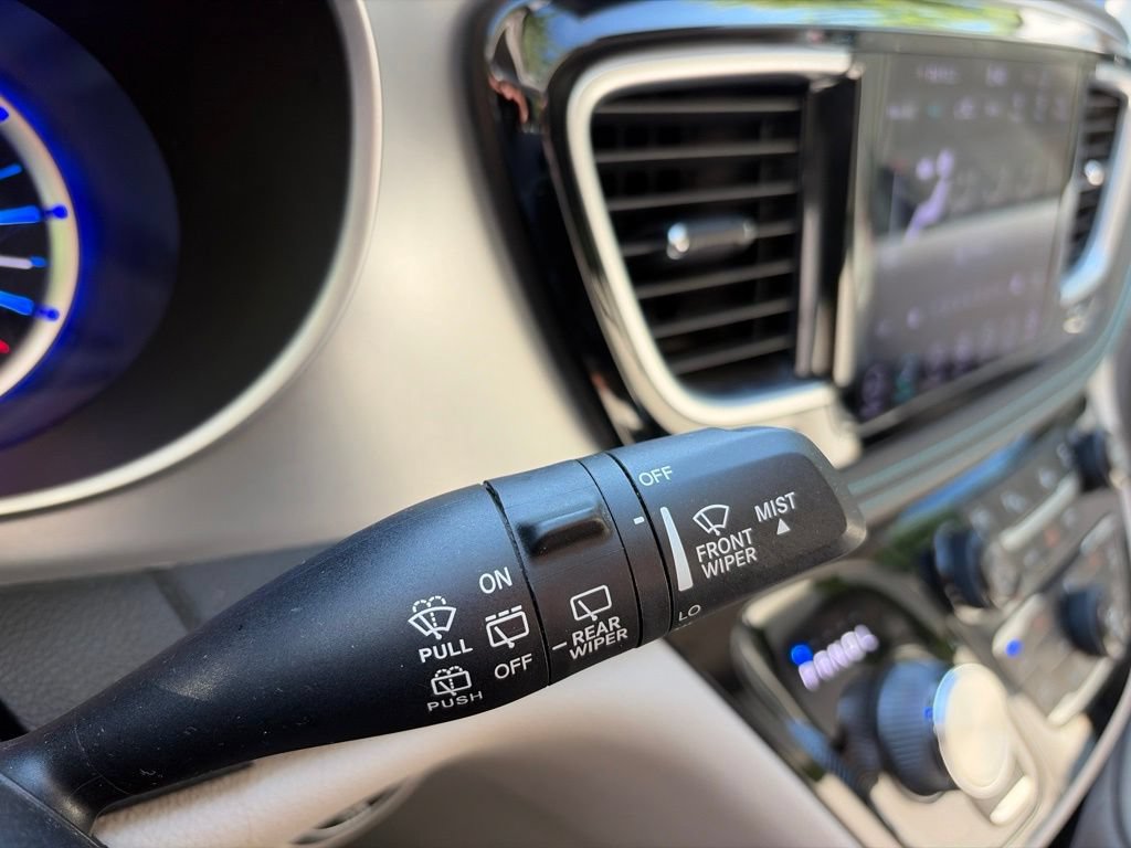 Used 2018 Chrysler Pacifica Limited w/ Advanced Safetytec Group FWD image 11