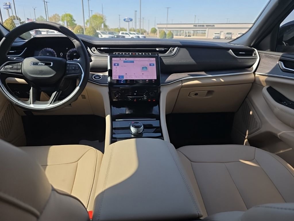 Used 2025 Jeep Grand Cherokee Limited image 13
