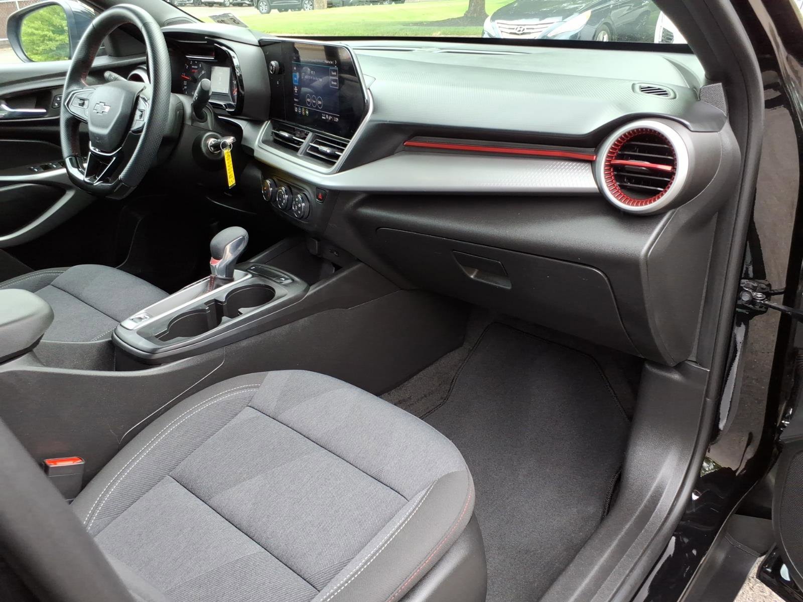 Certified 2024 Chevrolet Trax RS w/ Sunroof Package FWD image 10