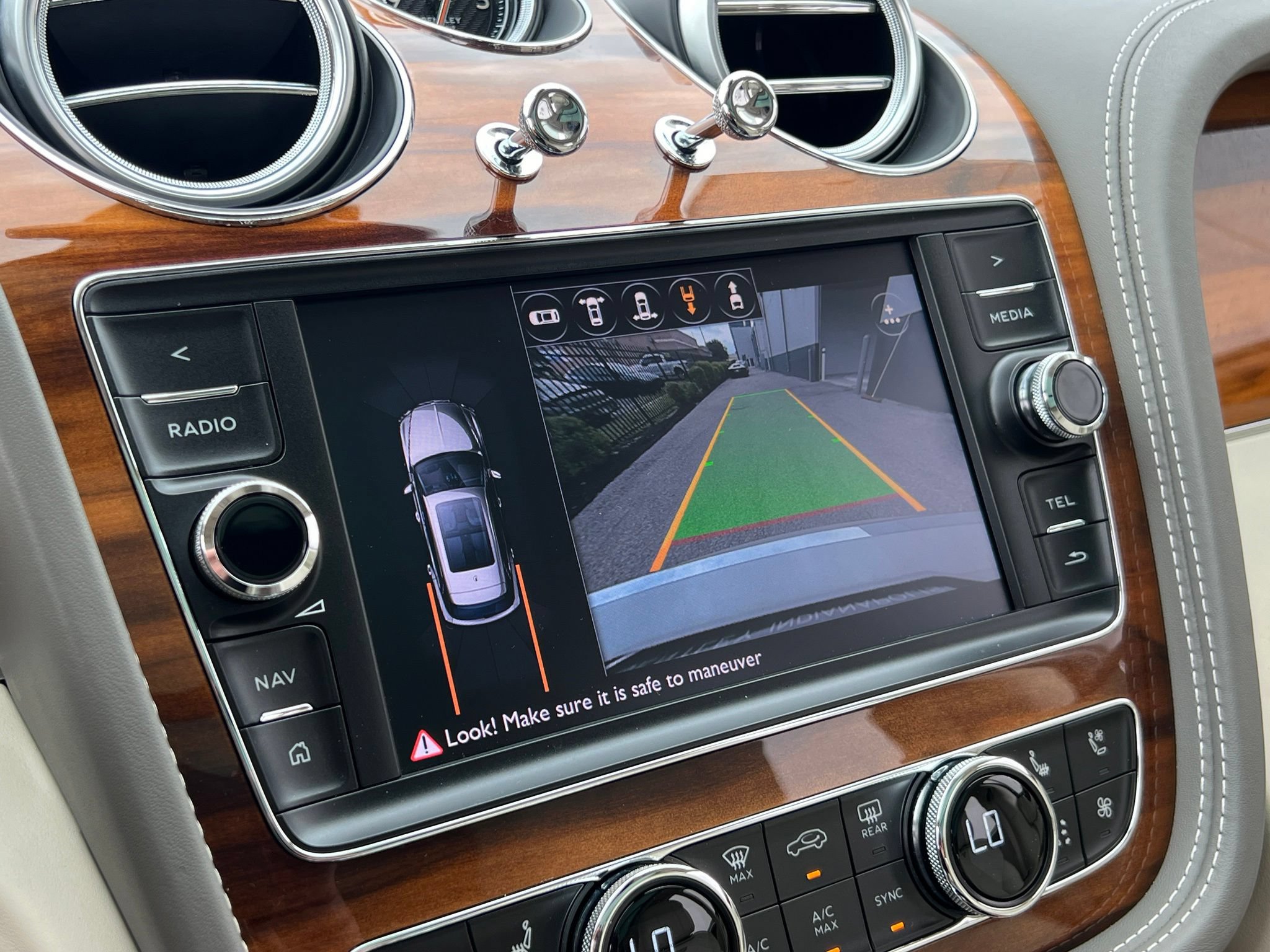 Used 2018 Bentley Bentayga AWD/4WD image 32