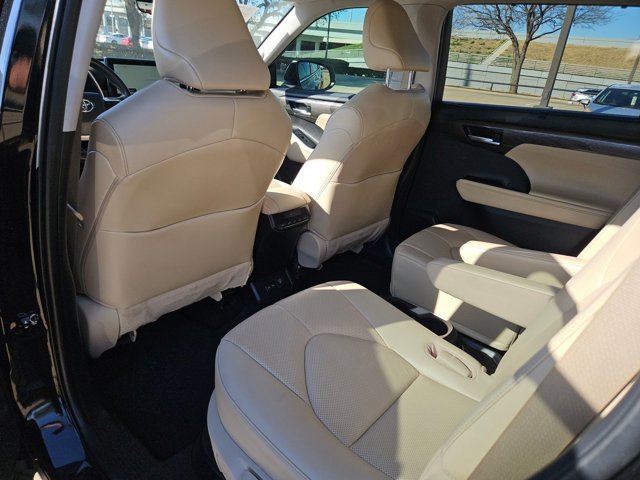 Used 2023 Toyota Highlander Limited image 11