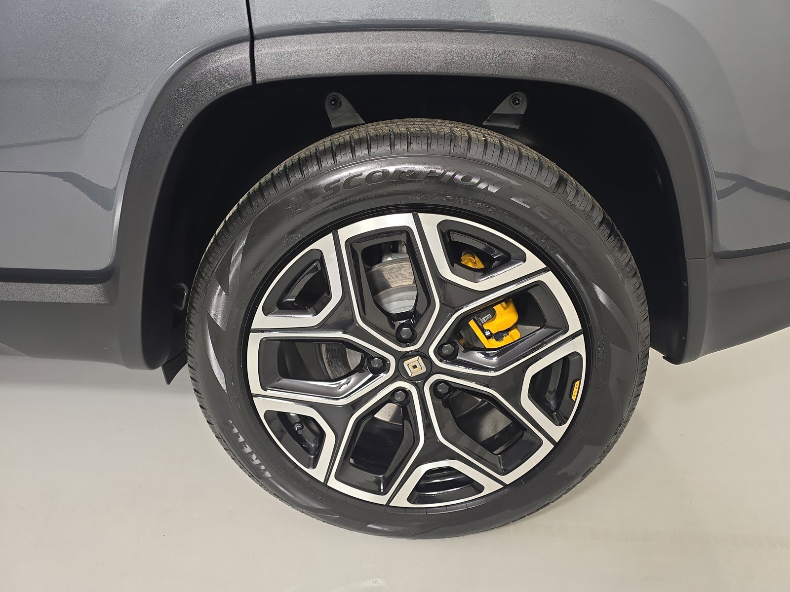 Used 2024 Rivian R1S Adventure AWD/4WD image 10