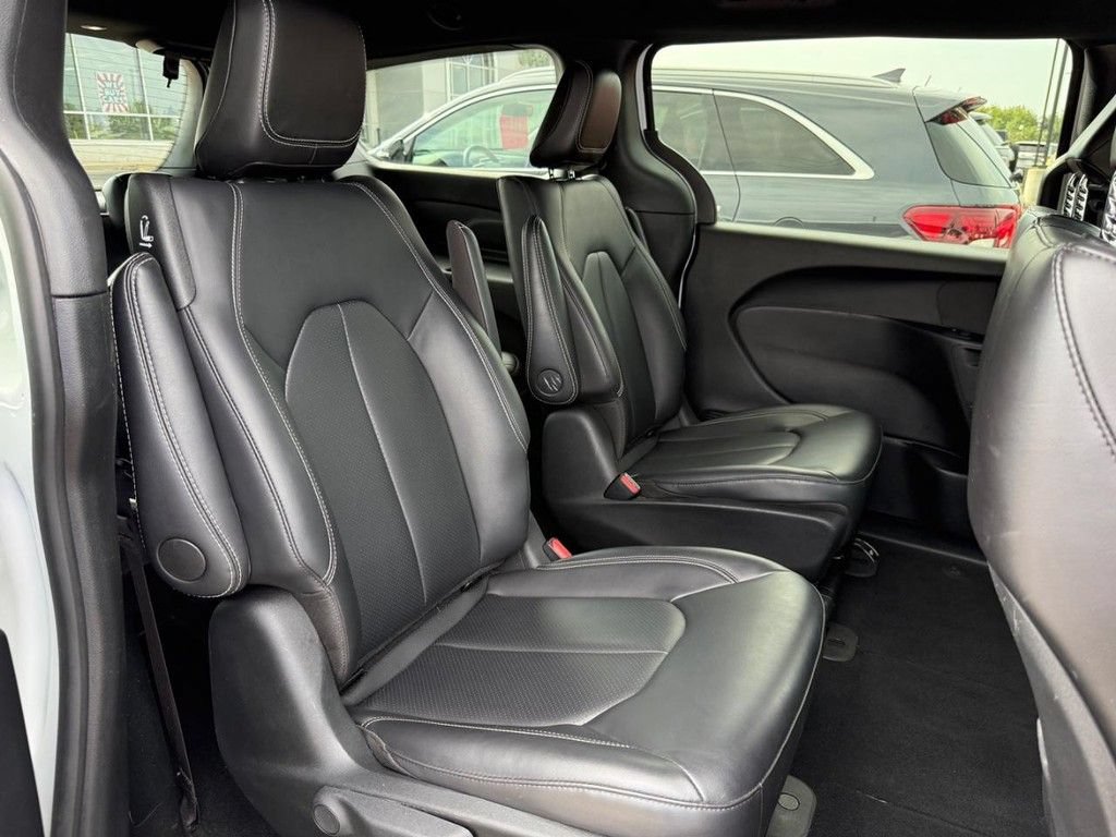 Used 2024 Chrysler Pacifica Limited FWD image 7