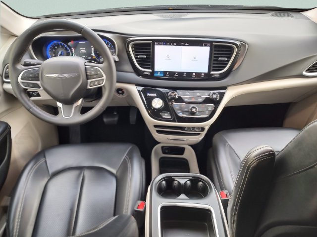Used 2023 Chrysler Pacifica Touring-L FWD image 9