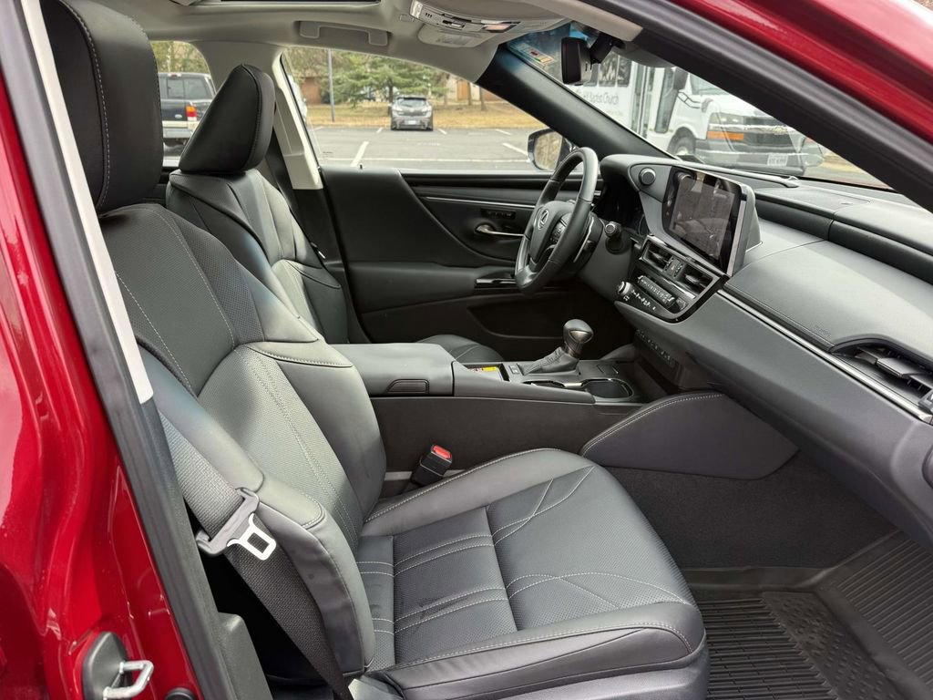 Used 2025 Lexus ES 300h w/ Luxury Package image 15