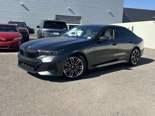 New 2026 BMW 550e xDrive w/ Premium Package AWD/4WD image 2