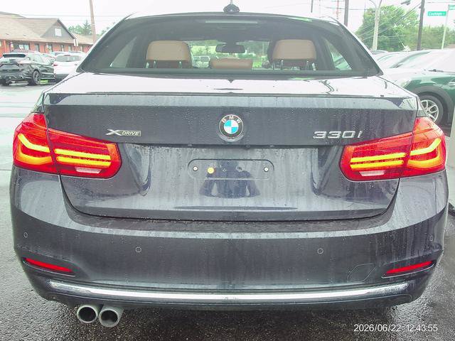 Used 2017 BMW 330i xDrive Sedan AWD/4WD image 4