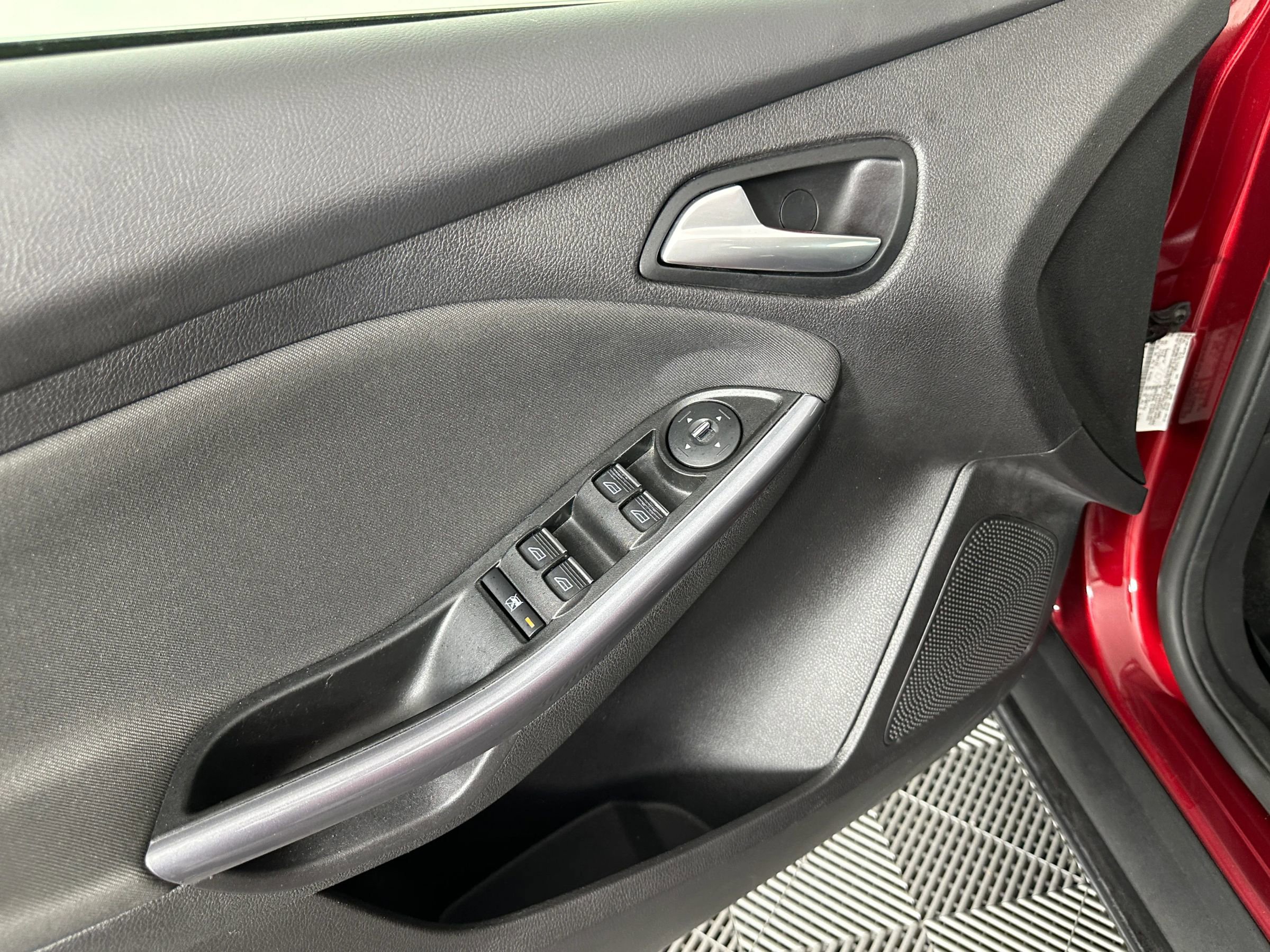 Used 2013 Ford Focus Titanium FWD image 33