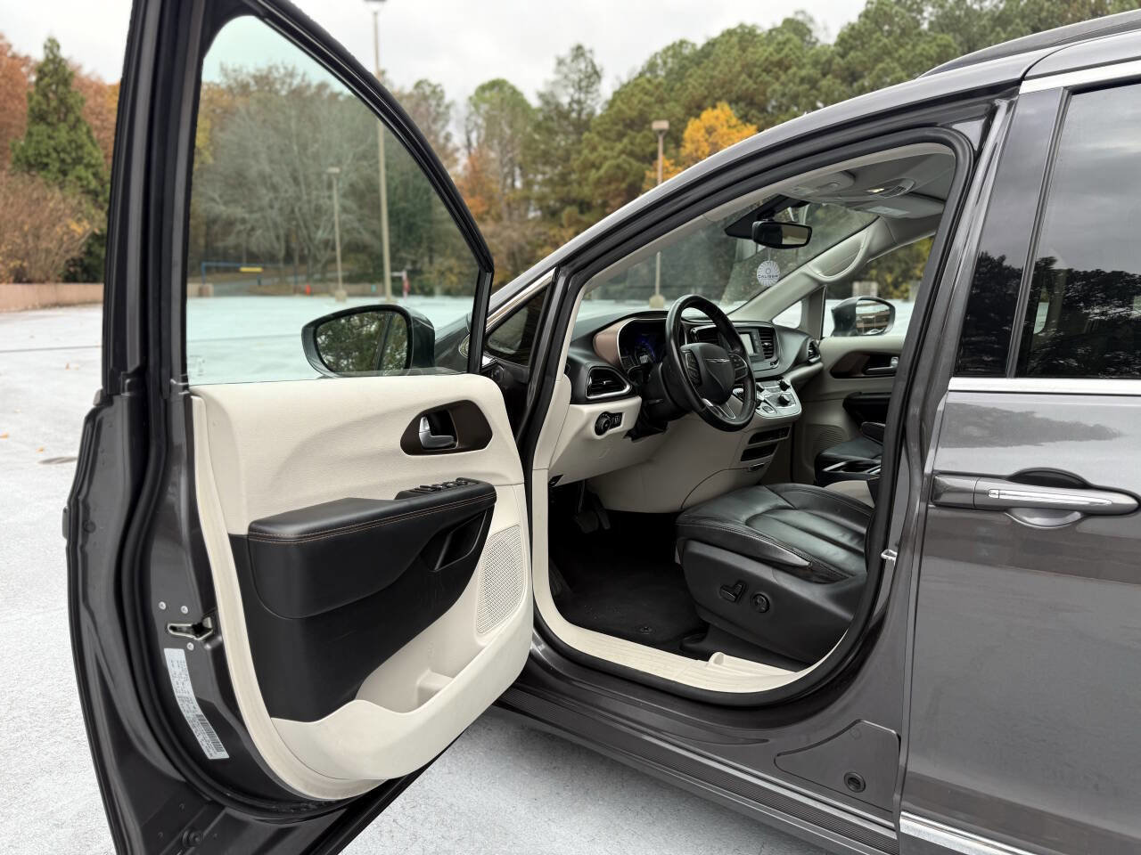 Used 2017 Chrysler Pacifica Touring-L image 18