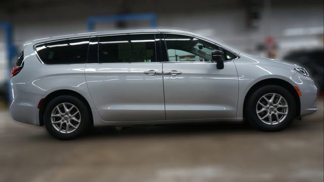 Used 2024 Chrysler Pacifica Touring-L image 8
