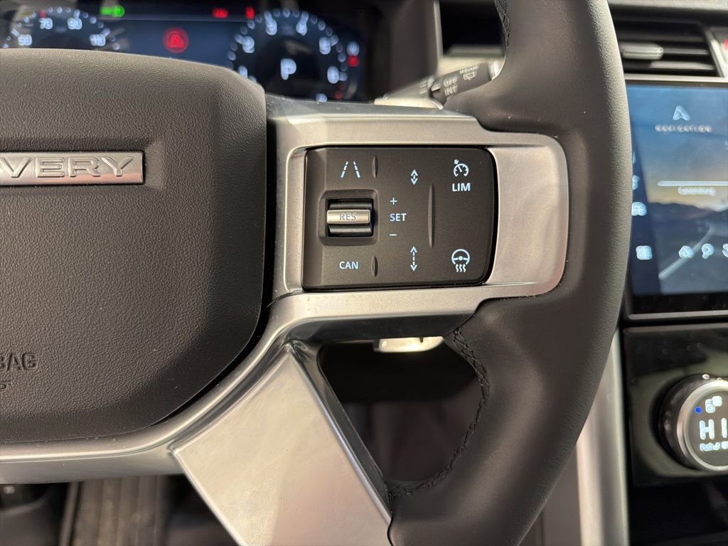 Used 2025 Land Rover Discovery S image 13