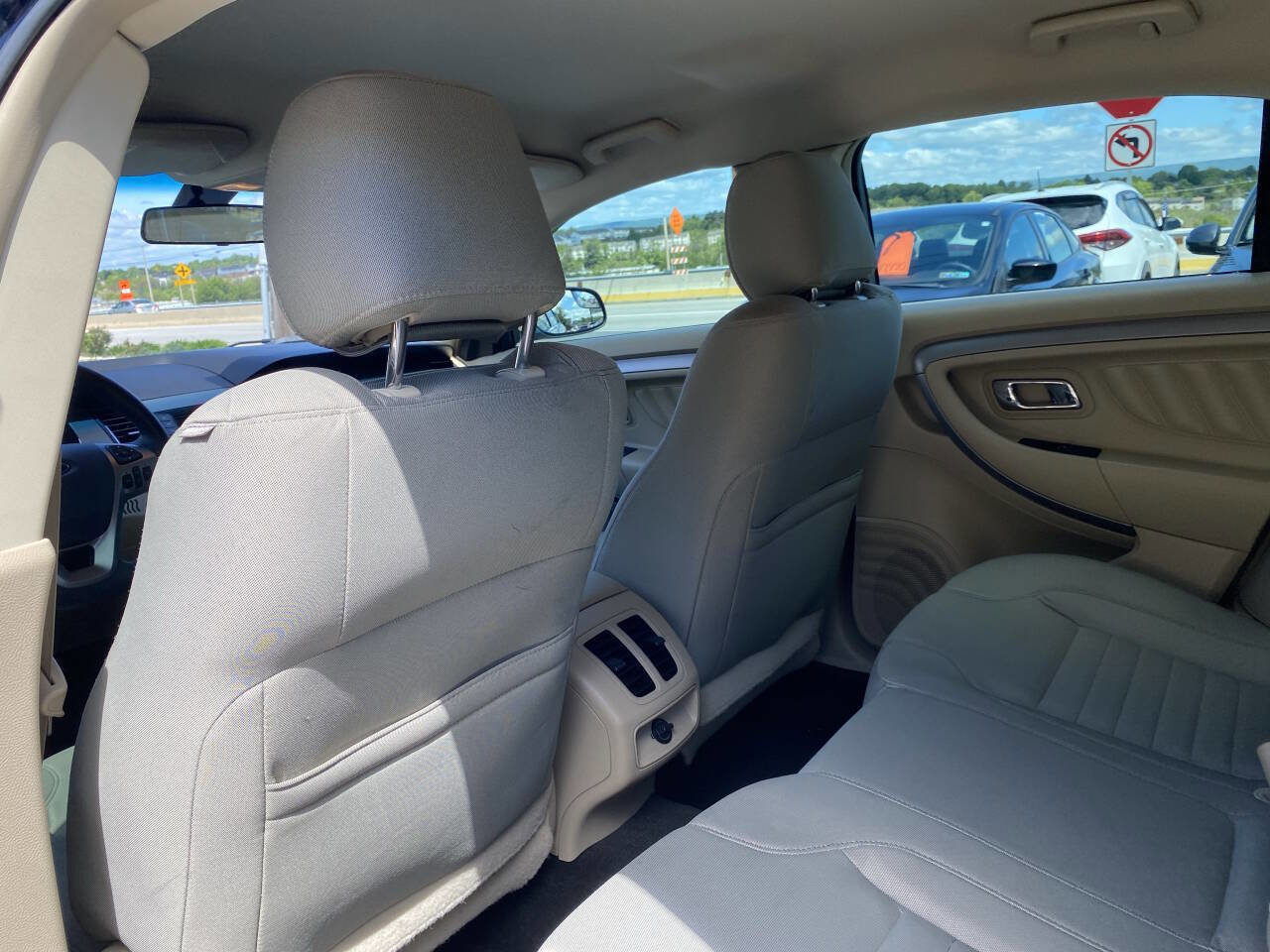 Used 2016 Ford Taurus SE FWD image 14