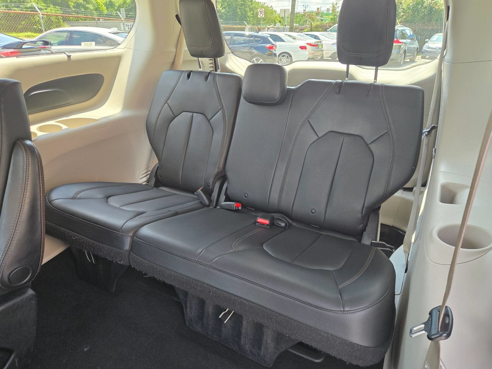 Used 2020 Chrysler Pacifica Touring-L FWD image 10