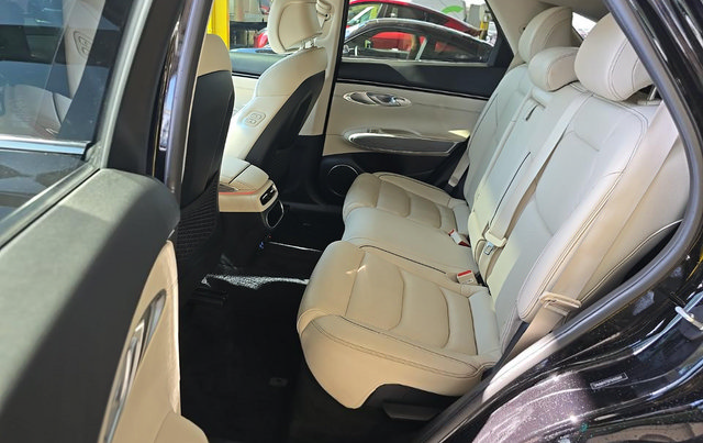 Used 2025 Genesis GV70 2.5T w/ Advanced Package AWD/4WD image 9