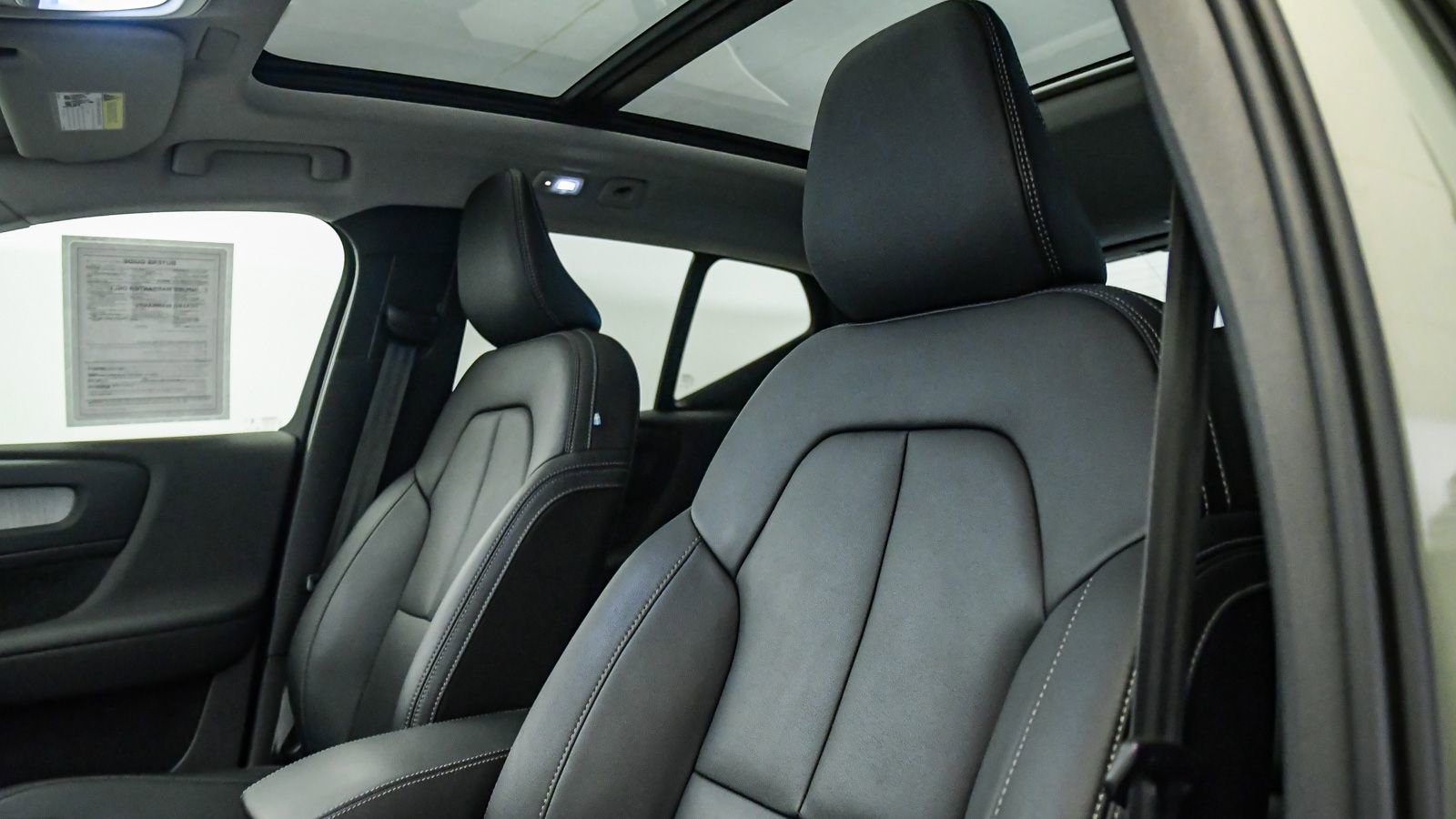 Certified 2025 Volvo XC40 B5 Core AWD/4WD image 18