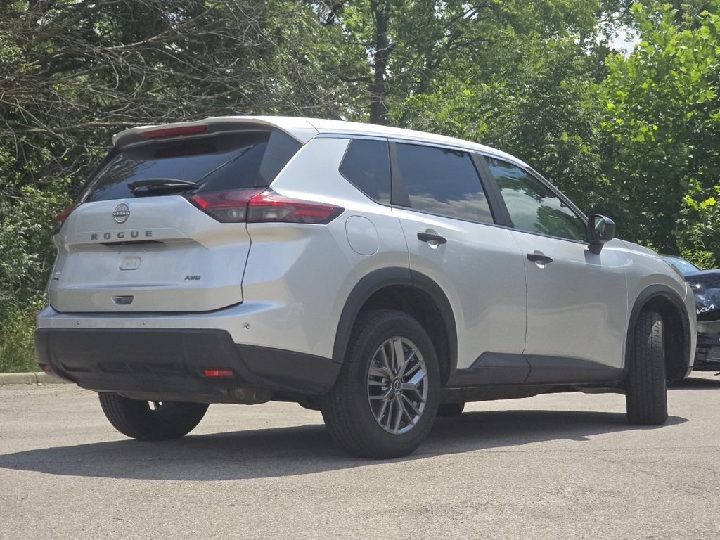 Used 2024 Nissan Rogue S AWD/4WD image 14