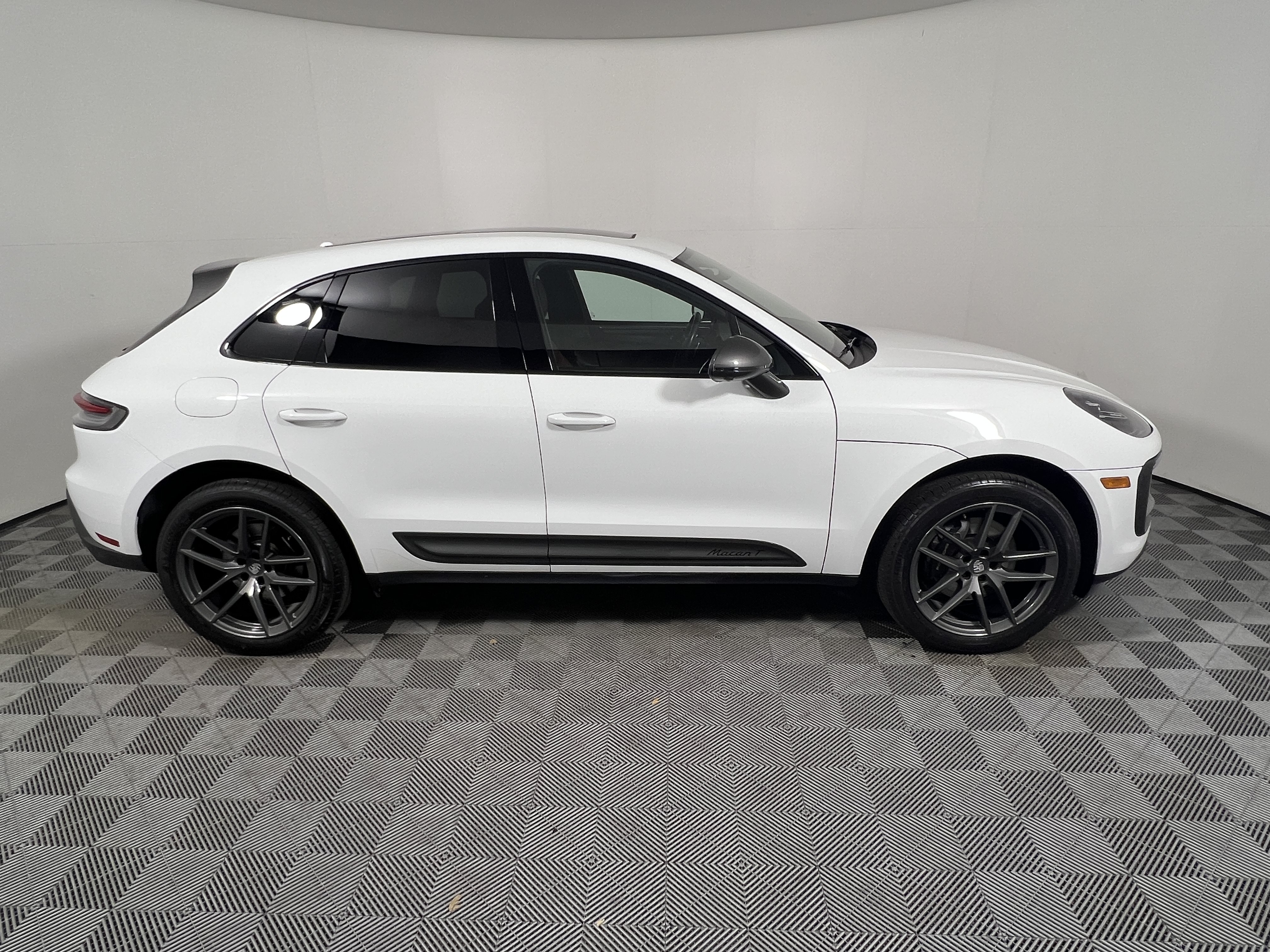 Certified 2024 Porsche Macan Turbo AWD/4WD image 8