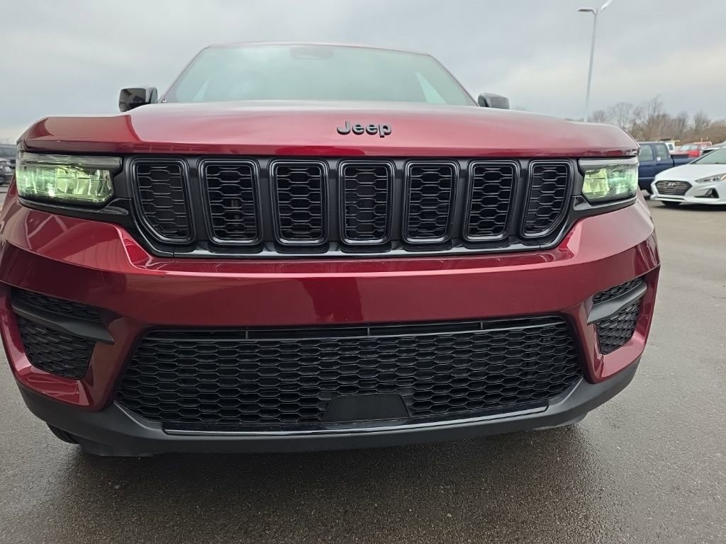 Used 2025 Jeep Grand Cherokee Altitude AWD/4WD image 2