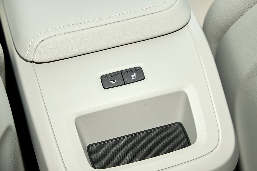 New 2025 Volvo XC60 T8 Plus w/ Protection Package Premier image 18