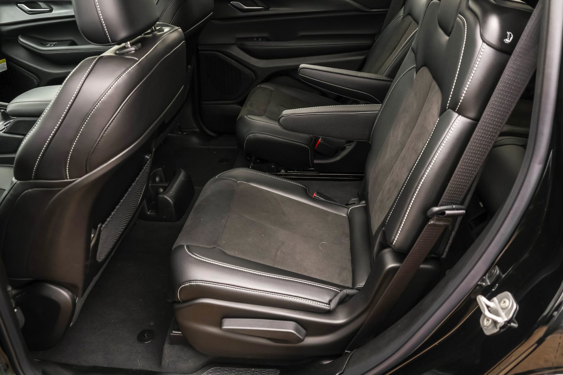 New 2025 Jeep Grand Cherokee L Altitude image 17