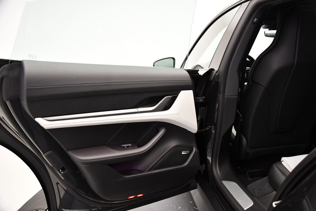 Used 2025 Porsche Taycan image 40