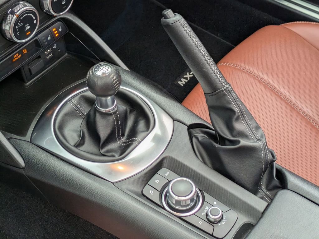 Used 2022 MAZDA MX-5 Miata RF Grand Touring RWD image 16