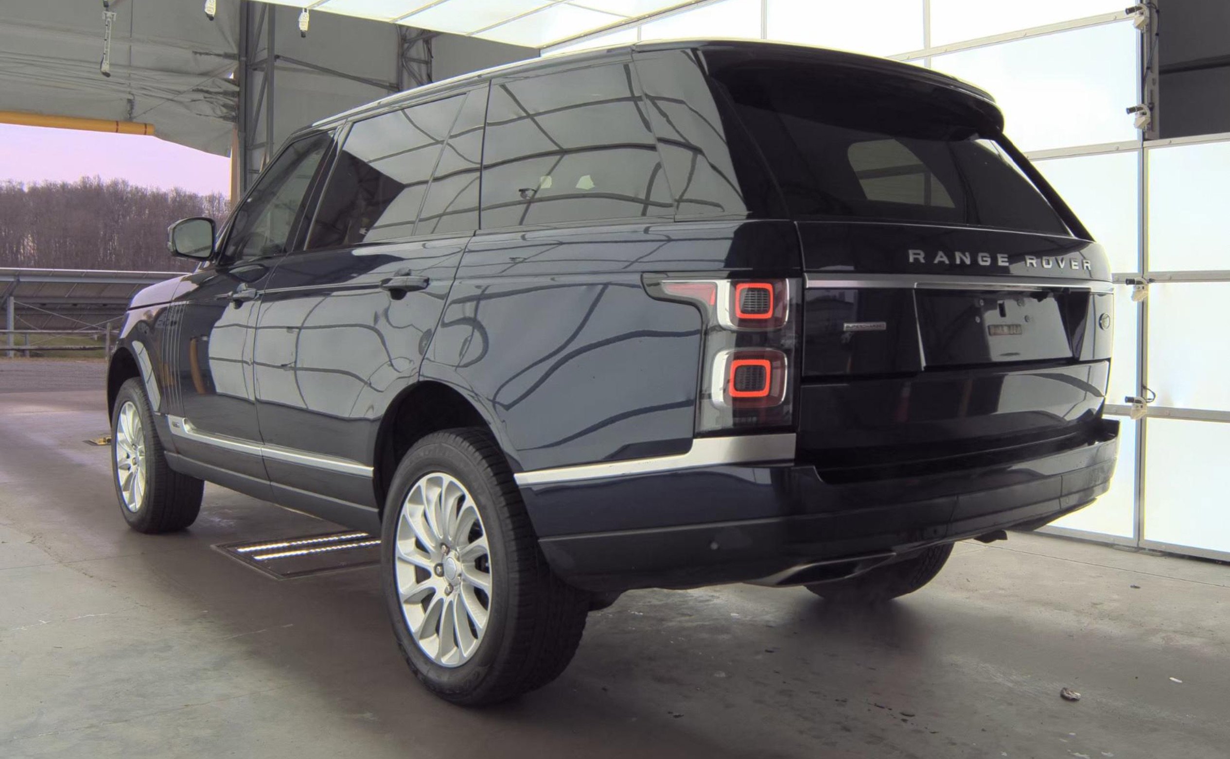 Used 2019 Land Rover Range Rover Long Wheelbase Supercharged image 4