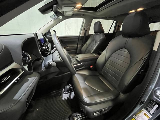 Used 2024 Toyota Highlander XLE AWD/4WD image 9
