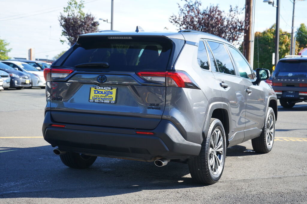 Used 2022 Toyota RAV4 XLE Premium image 7