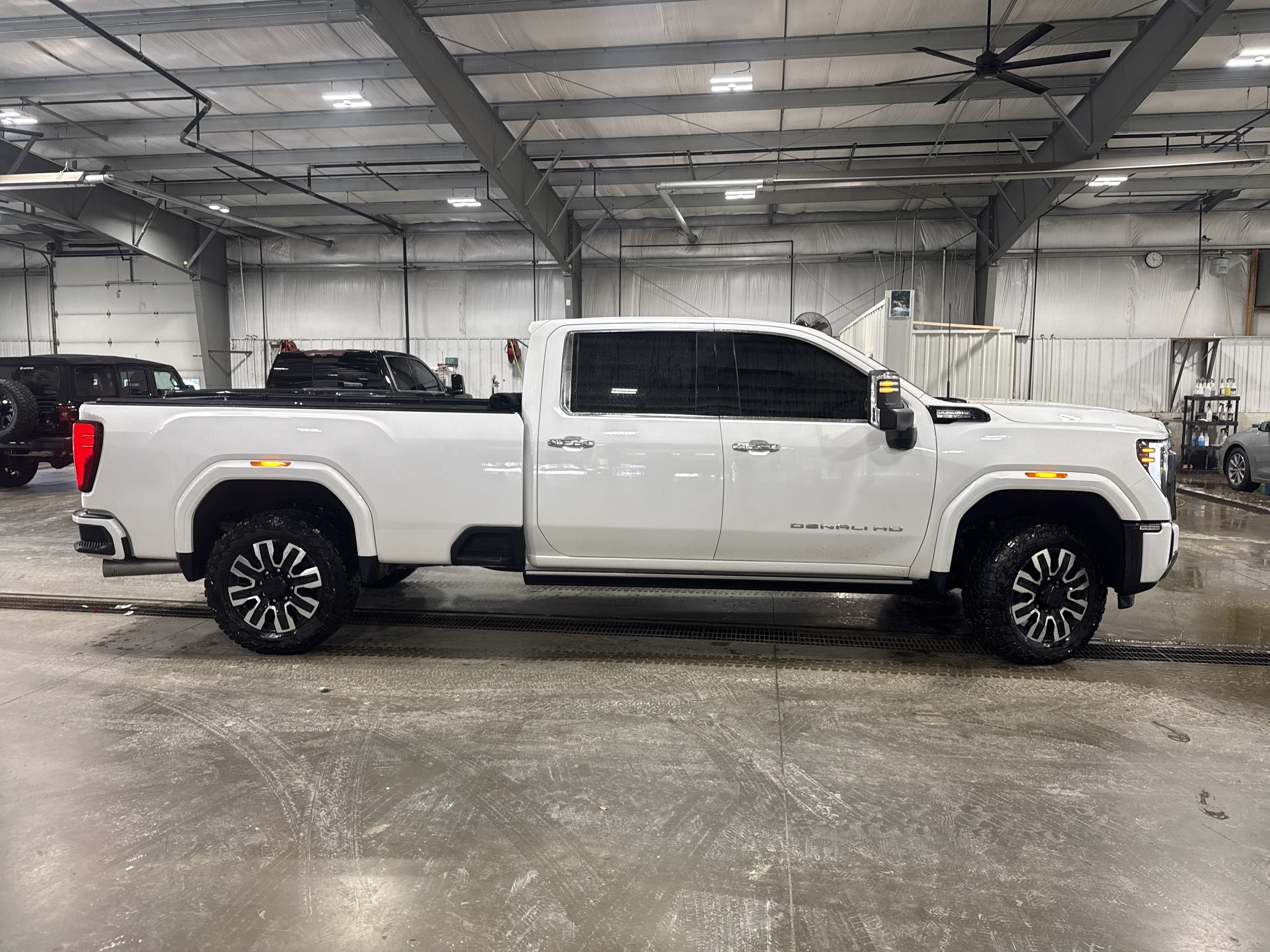 Used 2024 GMC Sierra 3500 Denali Ultimate AWD/4WD image 2