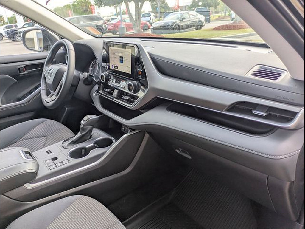 Certified 2025 Toyota Highlander LE FWD image 34