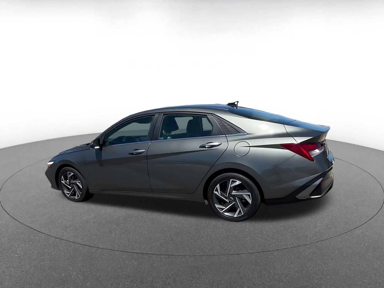 Used 2025 Hyundai Elantra Limited FWD image 9