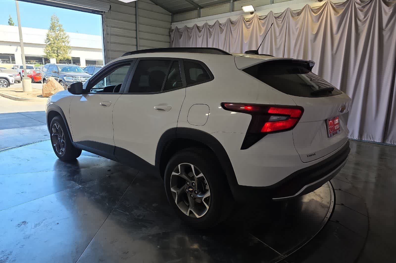 Used 2025 Chevrolet Trax LT FWD image 7