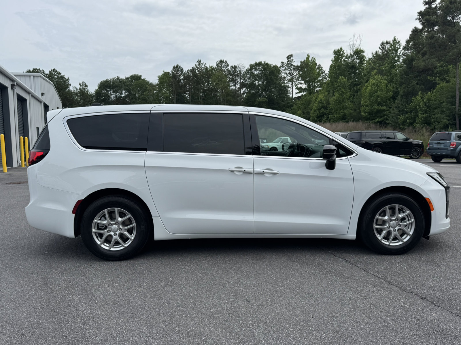 New 2027 Chrysler Pacifica Select FWD image 4
