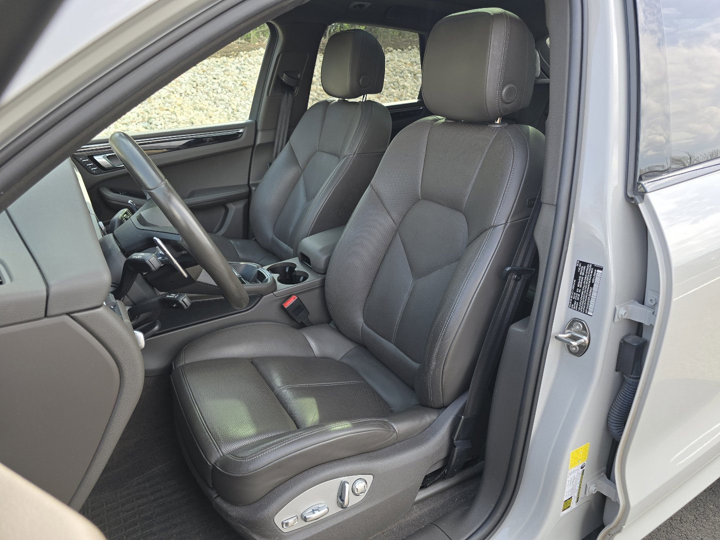 Used 2023 Porsche Macan Turbo image 4