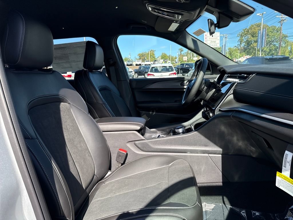 New 2025 Jeep Grand Cherokee L Laredo image 16