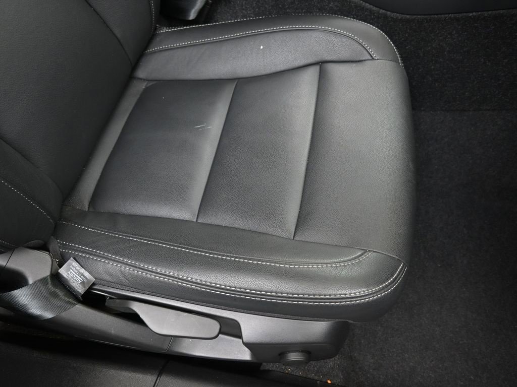 Certified 2025 Volvo XC40 B5 Core image 12