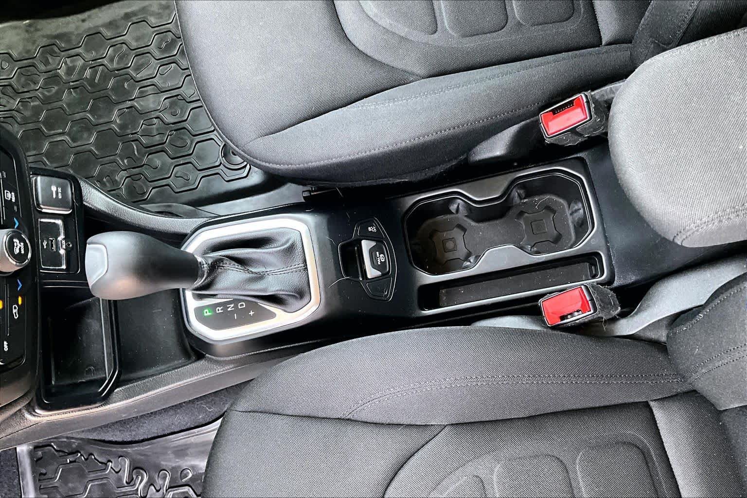 Used 2018 Jeep Renegade Latitude FWD image 15