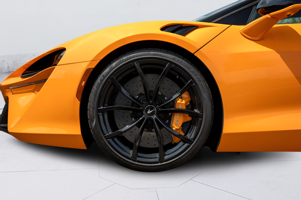 Used 2025 McLaren Artura Spider RWD image 30