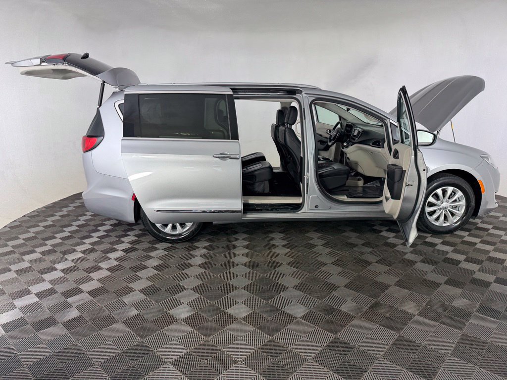 Used 2018 Chrysler Pacifica Touring-L FWD image 10